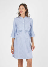 Frau trägt elegantes Schwangerschafts- und Stillkleid mit feinen hellblauen Streifen. Das Kleid ist knielang und hat Trompeten-Ärmel