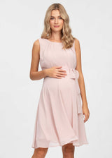 Schwangere Frau trägt rosafarbenes, elegantes Fest- und Businesskleid aus Chiffon