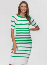 Junge schwangere Frau trägt engangliegendes Strickkleid in Weiss mit grünen Streifen.
