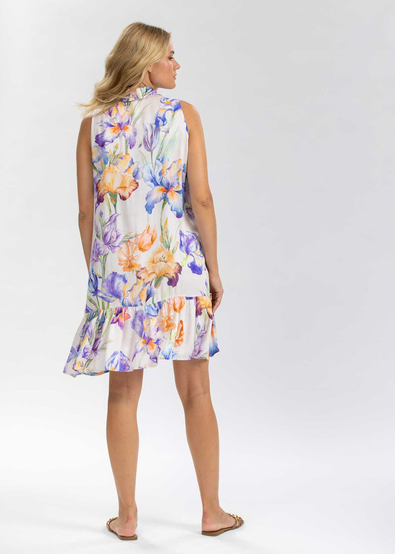 Frau trägt knielanges Umstands- und Stillkleid mit floralem Print