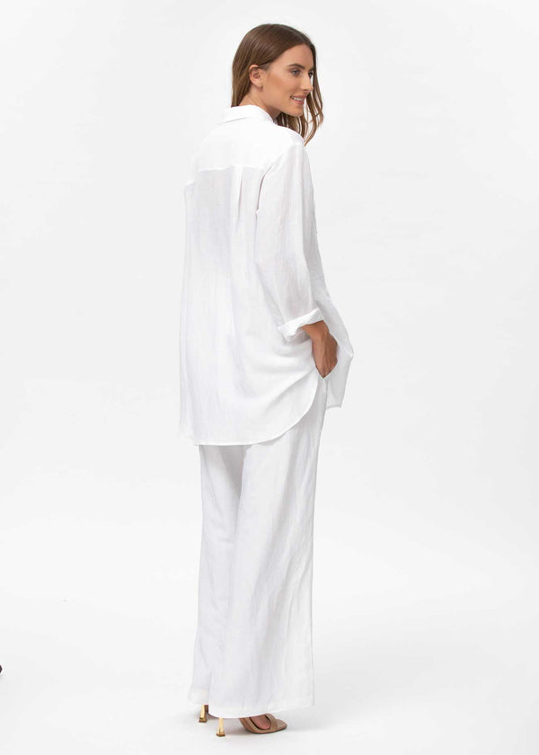 Schwangere Frau trägt sommerliche, weit geschnittene Umstandshosen aus Leinen. In Weiss/Ecru
