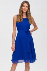 Schwangere Frau trägt blaues, elegantes Fest- und Businesskleid aus Chiffon