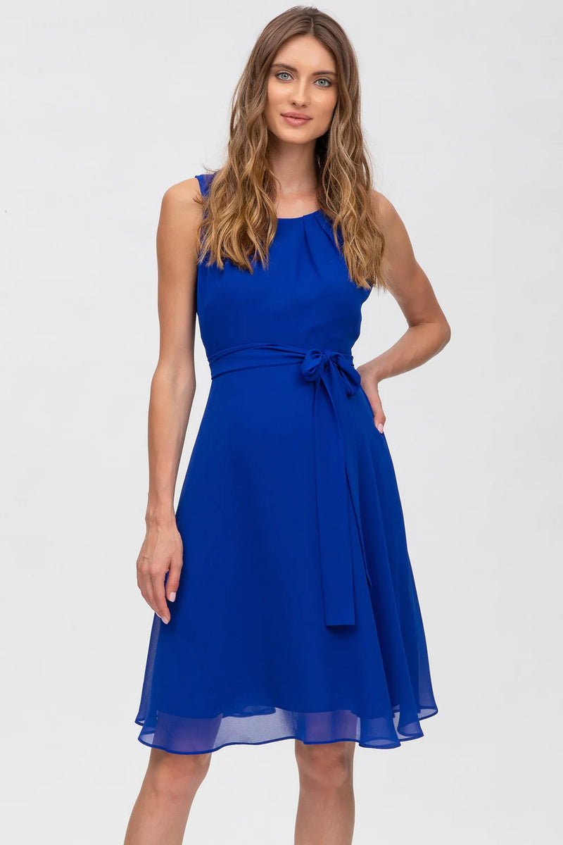 Schwangere Frau trägt blaues, elegantes Fest- und Businesskleid aus Chiffon