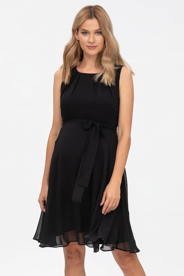 Schwangere Frau trägt schwarzes, elegantes Fest- und Businesskleid aus Chiffon