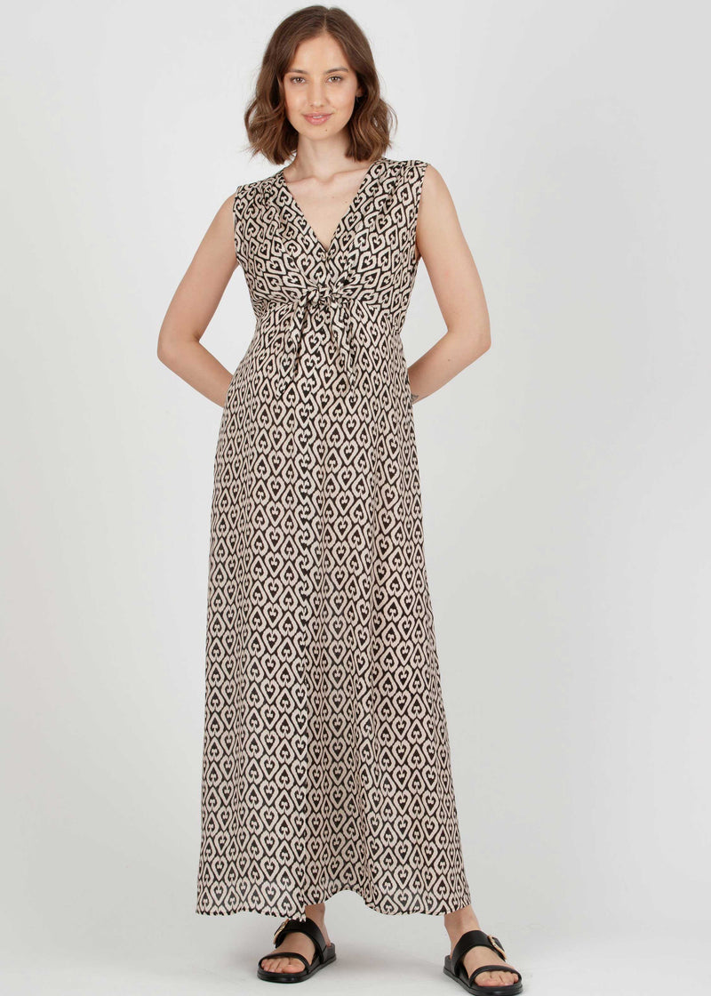Frau trägt ein bodenlanges festliches Umstands-Kleid.
