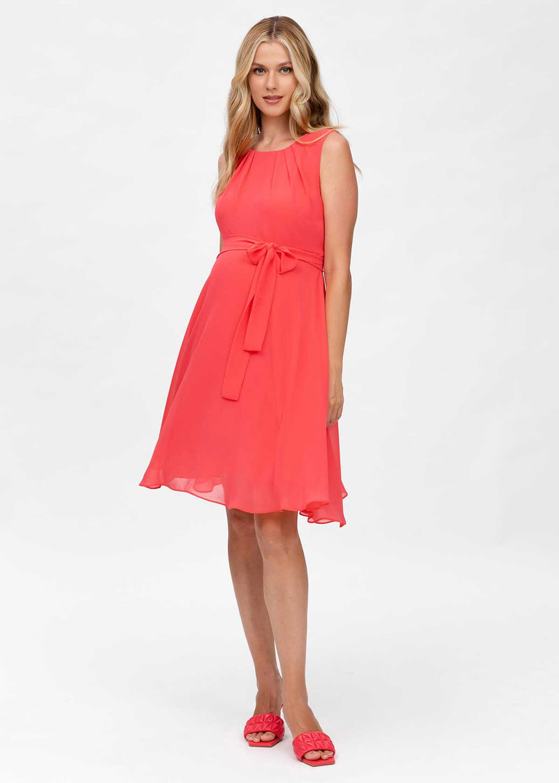 Schwangere Frau trägt rotes, elegantes Fest- und Businesskleid aus Chiffon