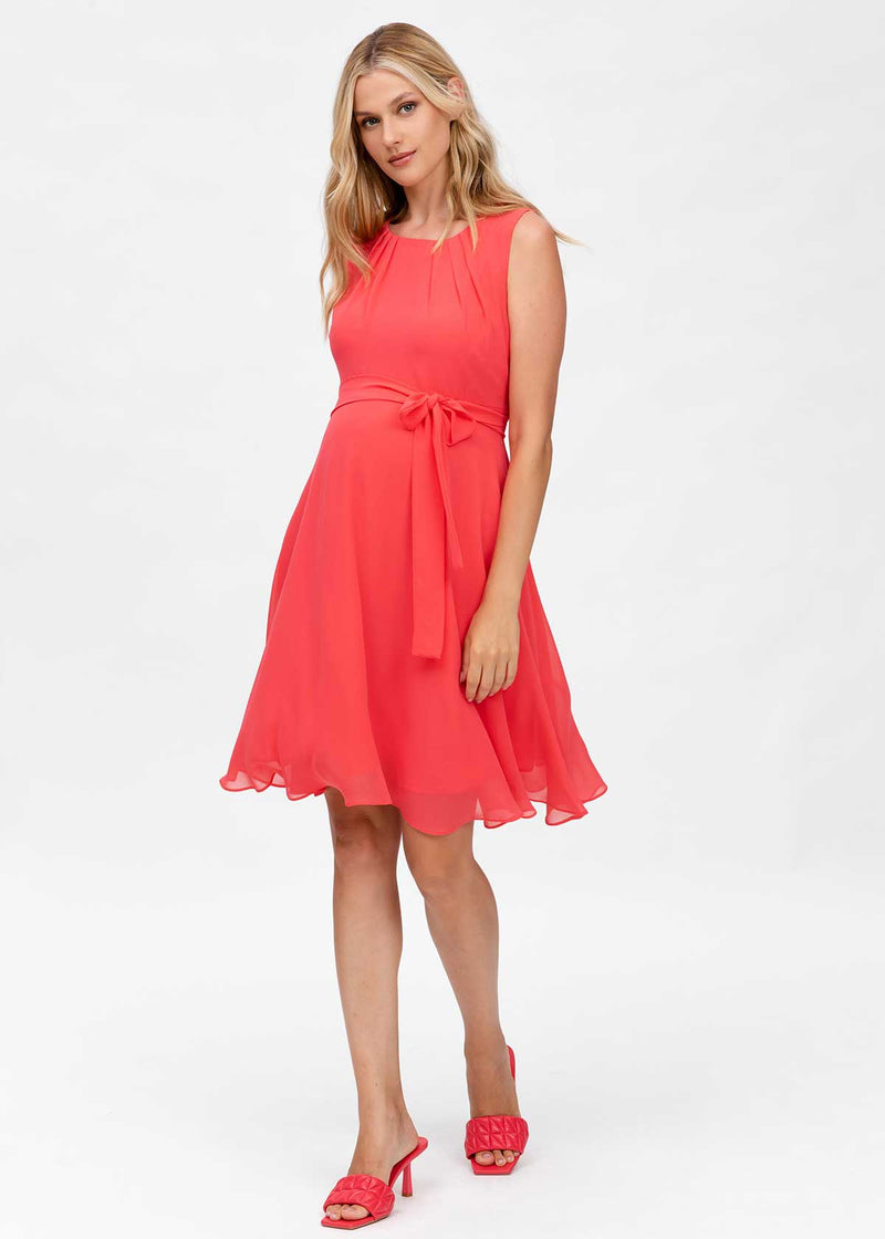 Schwangere Frau trägt rotes, elegantes Fest- und Businesskleid aus Chiffon