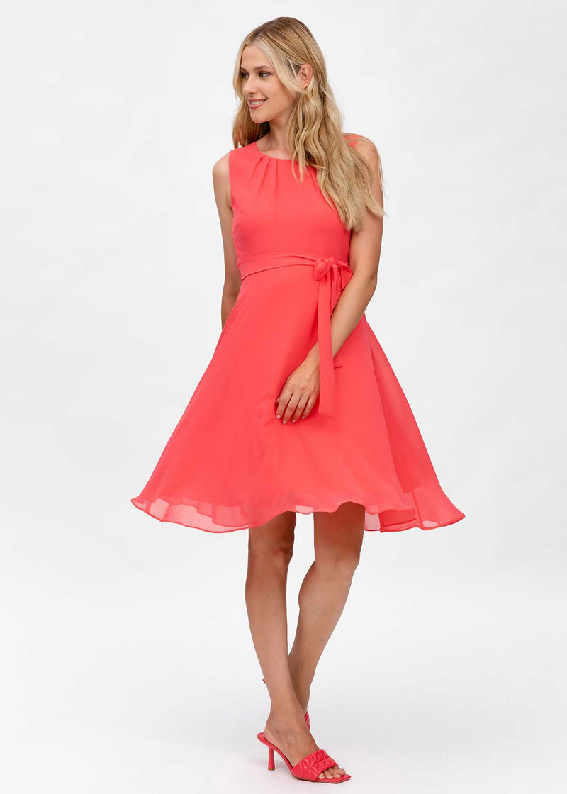 Schwangere Frau trägt rotes, elegantes Fest- und Businesskleid aus Chiffon