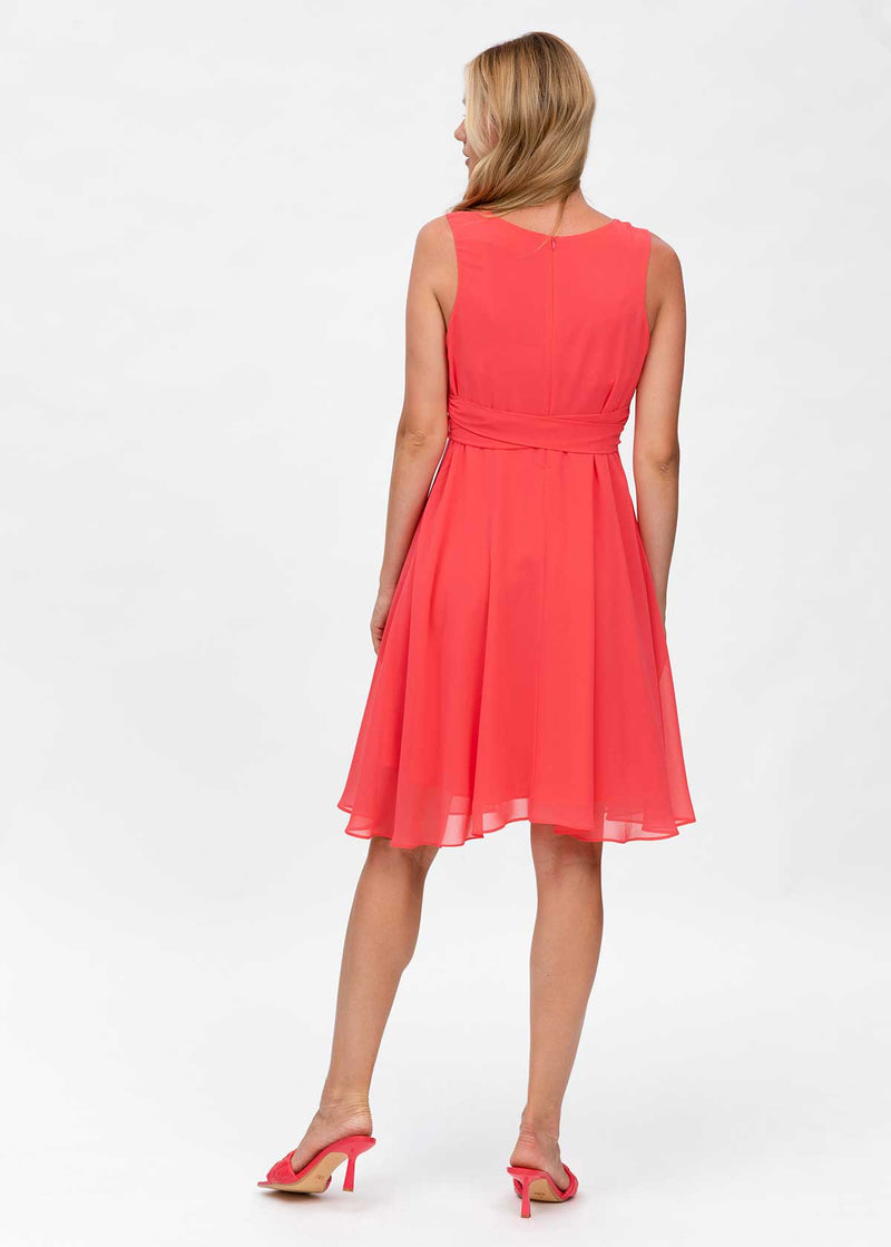 Schwangere Frau trägt rotes, elegantes Fest- und Businesskleid aus Chiffon