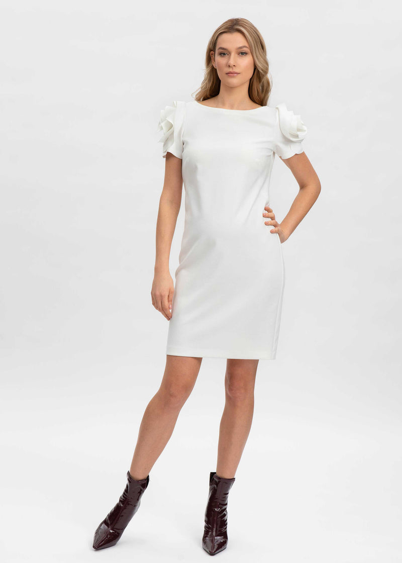 Schwangere Frau trägt kurzes Umstandskleid in Ecru. Das Kleid hat blumenartige Ärmel. Das Kleid eignet für die zivile Trauungg (Standesamt)
