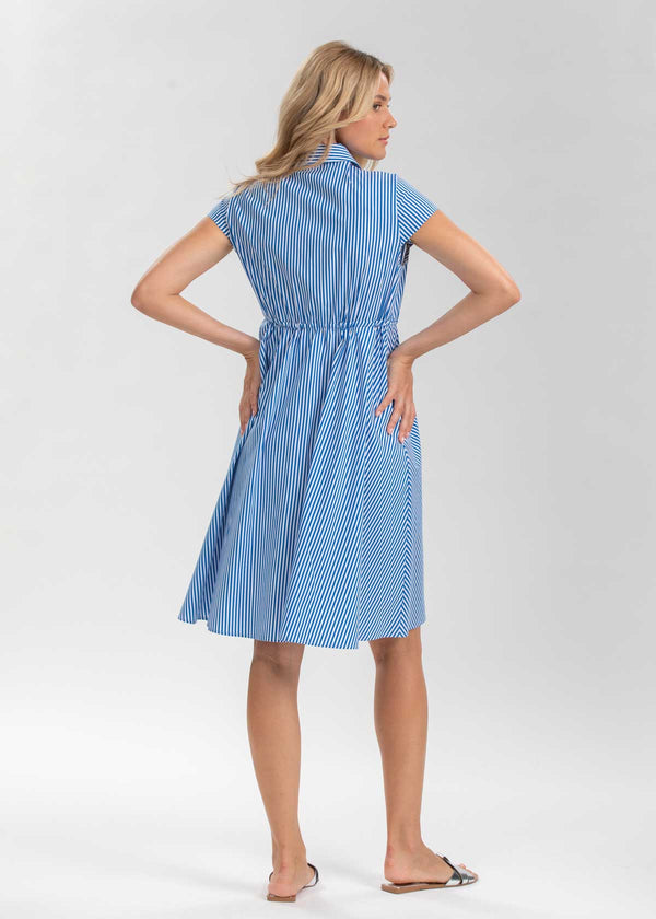Schwangere Frau trägt blaugestreiftes, knielanges Blusen-Umstandskleid. Dank der Knöpfe im Brustbereich kann das Kleid auch zum Stillen verwendet werden.