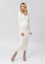 Strickkleid für Schwangere in off-white auch fürs Standesamt geeignet. Das Kleid ist knöchellang.