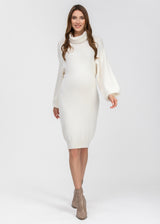 Strickkleid für Schwangere in off-white auch fürs Standesamt geeignet. Das Kleid ist knielang und hat einen Rollkragen.