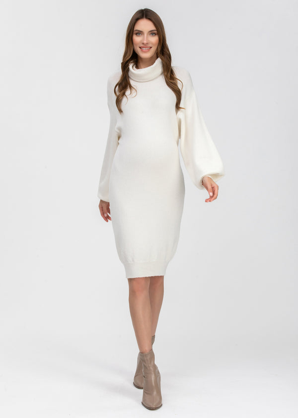 Strickkleid für Schwangere in off-white auch fürs Standesamt geeignet. Das Kleid ist knielang und hat einen Rollkragen.