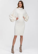 Strickkleid für Schwangere in off-white auch fürs Standesamt geeignet. Das Kleid ist knielang und hat einen Rollkragen.