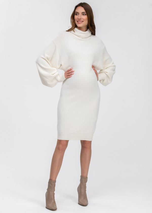 Strickkleid für Schwangere in off-white auch fürs Standesamt geeignet. Das Kleid ist knielang und hat einen Rollkragen.