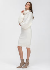 Strickkleid für Schwangere in off-white auch fürs Standesamt geeignet. Das Kleid ist knielang und hat einen Rollkragen.