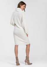 Strickkleid für Schwangere in off-white auch fürs Standesamt geeignet. Das Kleid ist knielang und hat einen Rollkragen.
