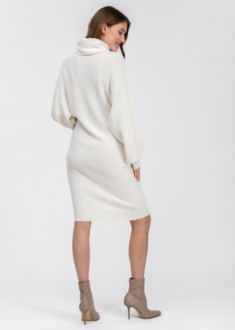 Strickkleid für Schwangere in off-white auch fürs Standesamt geeignet. Das Kleid ist knielang und hat einen Rollkragen.