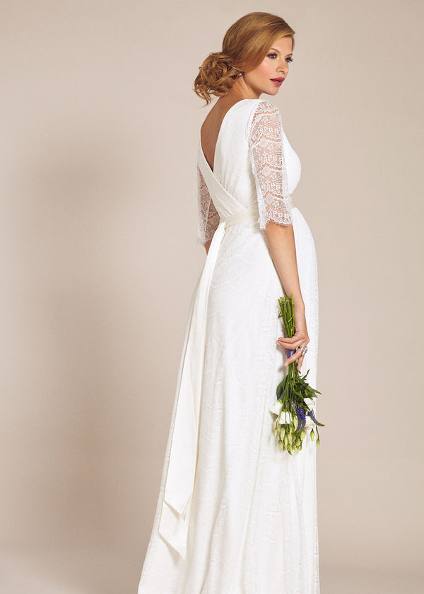 Bodenlanges Hochzeitskleid für Schwangere mit feiner Boho-Spitze und Ärmeln, welche bis zum Ellbogen reichen.