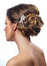 Brautfrisur mit seitlicher Haarspange aus Spitze, Perlen und Strasssteinchen.