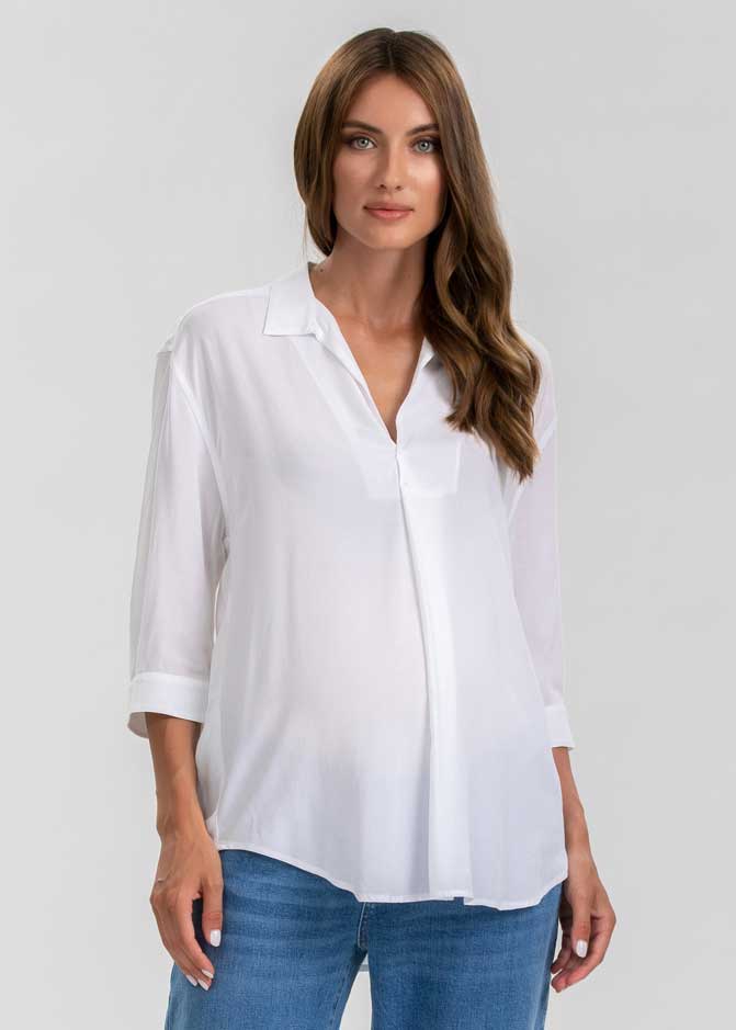 Schwangere Frau trägt weisse Umstandsbluse.  Diese elegante Schwangerschaftsbluse eignet sich für die Arbeit und die Freizeit.