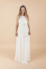 Model trägt langes Umstands-Hochzeitskleid Bianca in Weiss mit Bindegürtel.