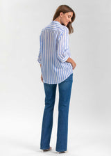 Schwangere Frau trägt Umstands-Jeans mit leicht ausgestelltem Bein in Light Wash.