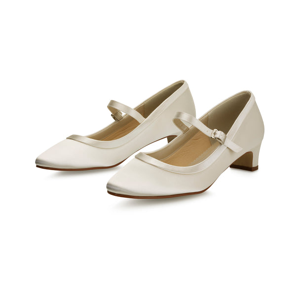 Brautschuhe aus Satin mit Riemen und kleinem Absatz
