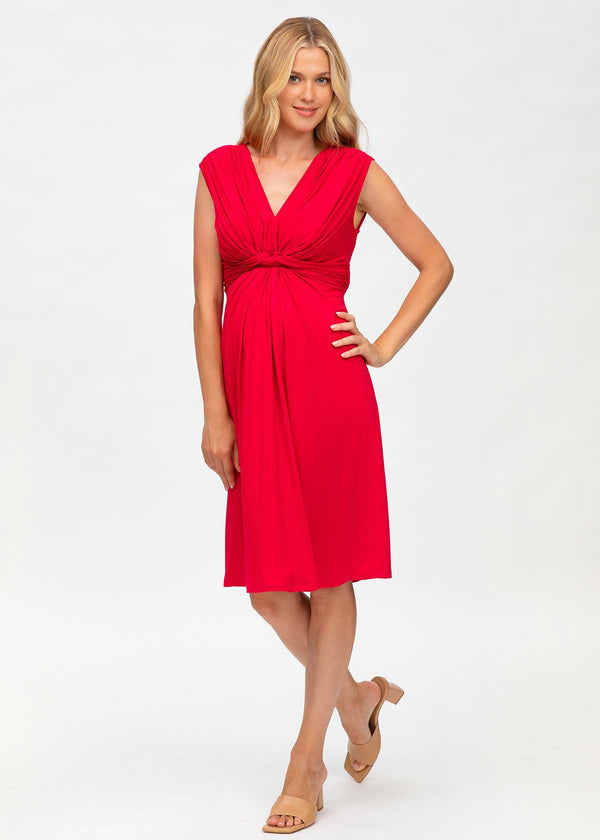 Schwangere Frau trägt rotes, ärmelloseses Jerseykleid in Wickeloptik. Das Kleid eignet sich dank der versteckten Stillfunktion sehr gut zum Stillen.
