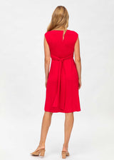Schwangere Frau trägt rotes, ärmelloseses Jerseykleid in Wickeloptik. Das Kleid eignet sich dank der versteckten Stillfunktion sehr gut zum Stillen.