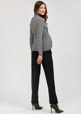 Schwangere Frau trägt die schwarze Umstandshose NOAH mit geradem Bein, Rückenansicht