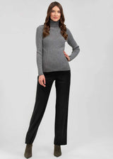 Schwangere Frau trägt die schwarze Schwangerschaftshose NOAH von Pietro Brunelli, Frontansicht