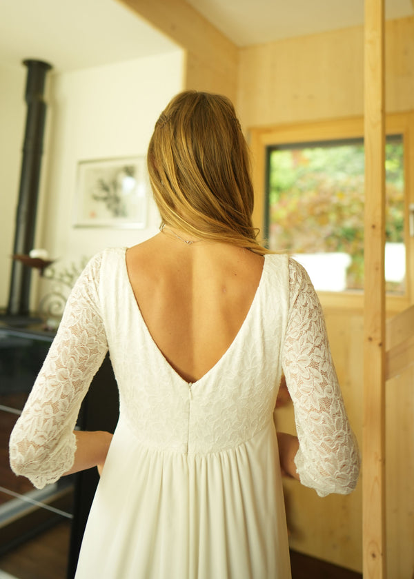 Schwanger heiraten: Umstands-Hochzeitskleid im CacheCoeur-Stil mit Dreiviertel-Ärmeln. Das Oberteil ist aus Spitze, der knielange Rock aus Seidencrêpe. Perfekt fürs Standesamt.