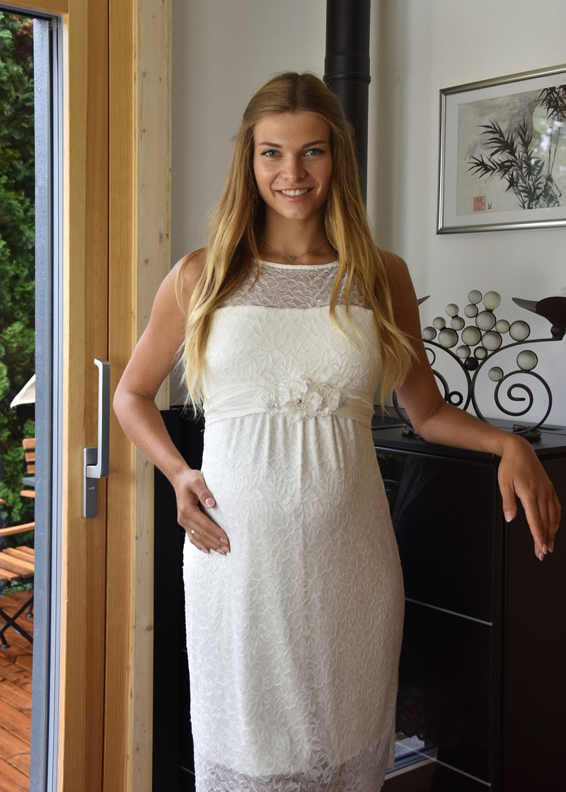 Schmal geschnittenes Spitzenkleid für Schwangere, perfekt fürs Standesamt. Knielang, mit Illusion-Oberteil, ärmellos.
