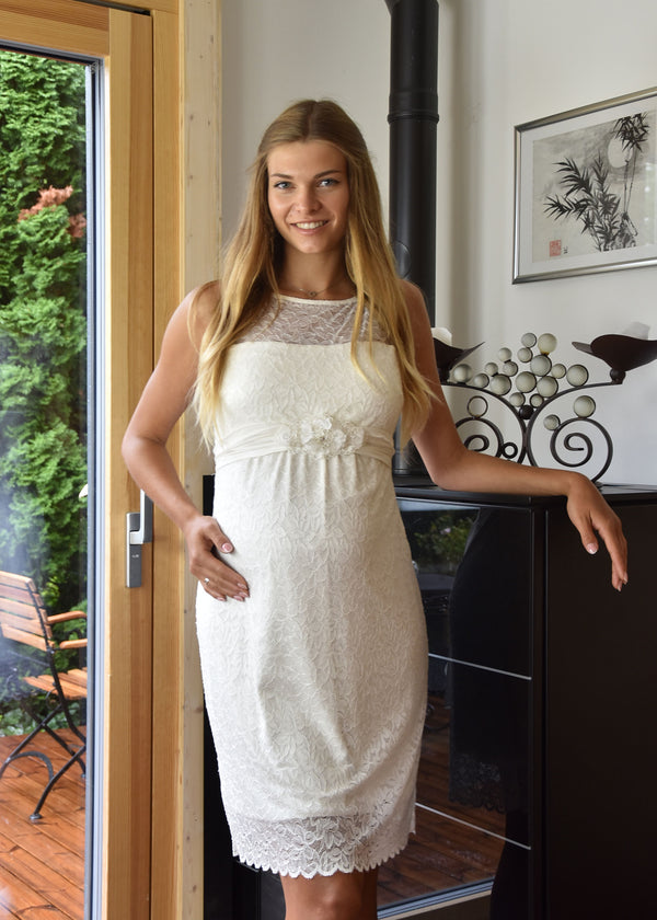 Schmal geschnittenes Spitzenkleid für Schwangere, perfekt fürs Standesamt. Knielang, mit Illusion-Oberteil, ärmellos.