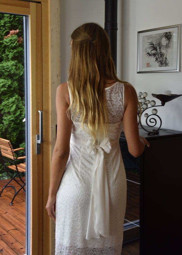 Schmal geschnittenes Spitzenkleid für Schwangere, perfekt fürs Standesamt. Knielang, mit Illusion-Oberteil, ärmellos.