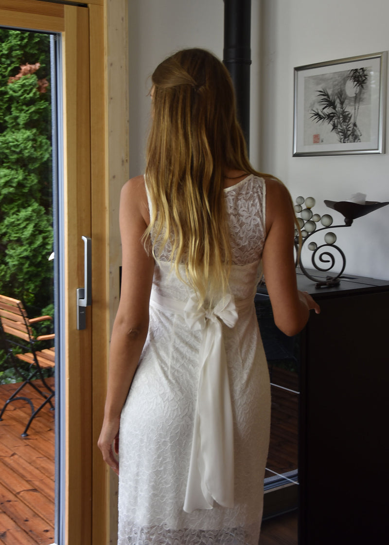 Schmal geschnittenes Spitzenkleid für Schwangere, perfekt fürs Standesamt. Knielang, mit Illusion-Oberteil, ärmellos.