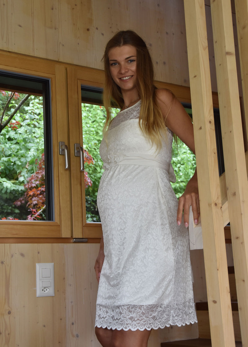 Schmal geschnittenes Spitzenkleid für Schwangere, perfekt fürs Standesamt. Knielang, mit Illusion-Oberteil, ärmellos.
