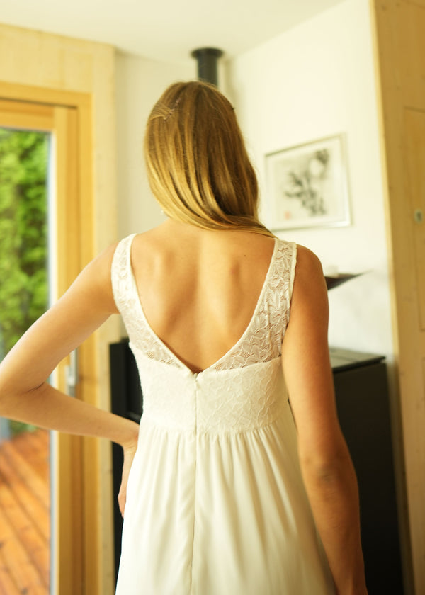 Elegantes Umstands-Hochzeitskleid für Schwangere, Oberteil aus elastischer Spitze mit Illusion-Oberteil, ärmellos. Der Seidenrock ist knielang.
