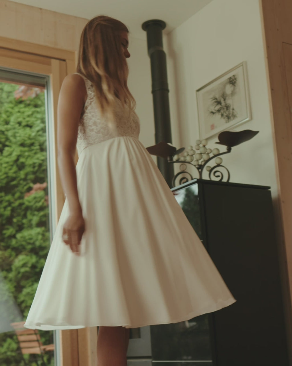 Romantisches Umstands-Hochzeitskleid für Schwangere, mit Illusion-Ausschnitt aus zierlicher Sptitze mit feinen Perlen. Seidenrock knielang, ärmellos
