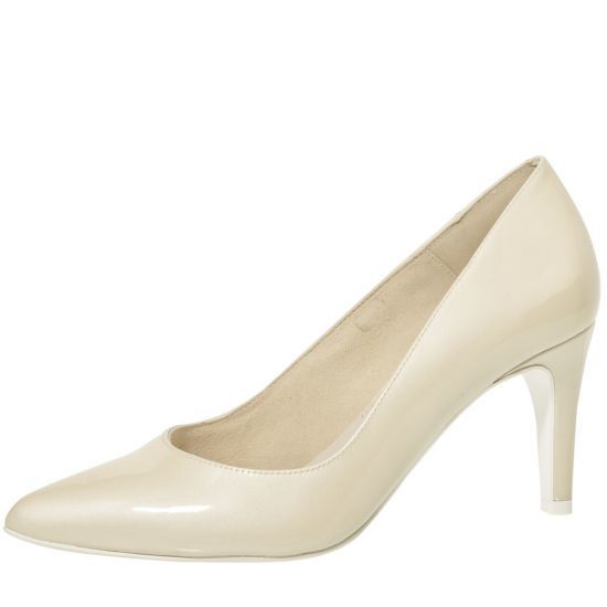 Brautschuhe aus champagne-farbenem Lack mit hohem Absatz.