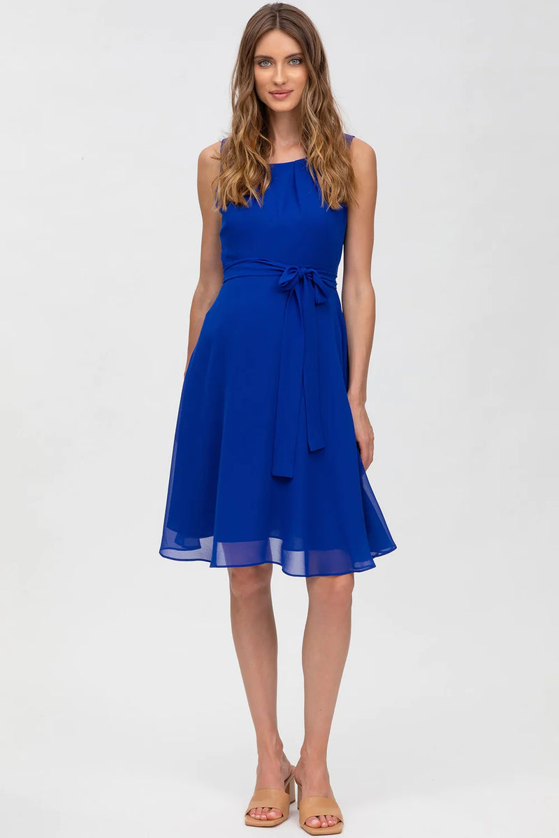 Schwangere Frau trägt blaues, elegantes Fest- und Businesskleid aus Chiffon