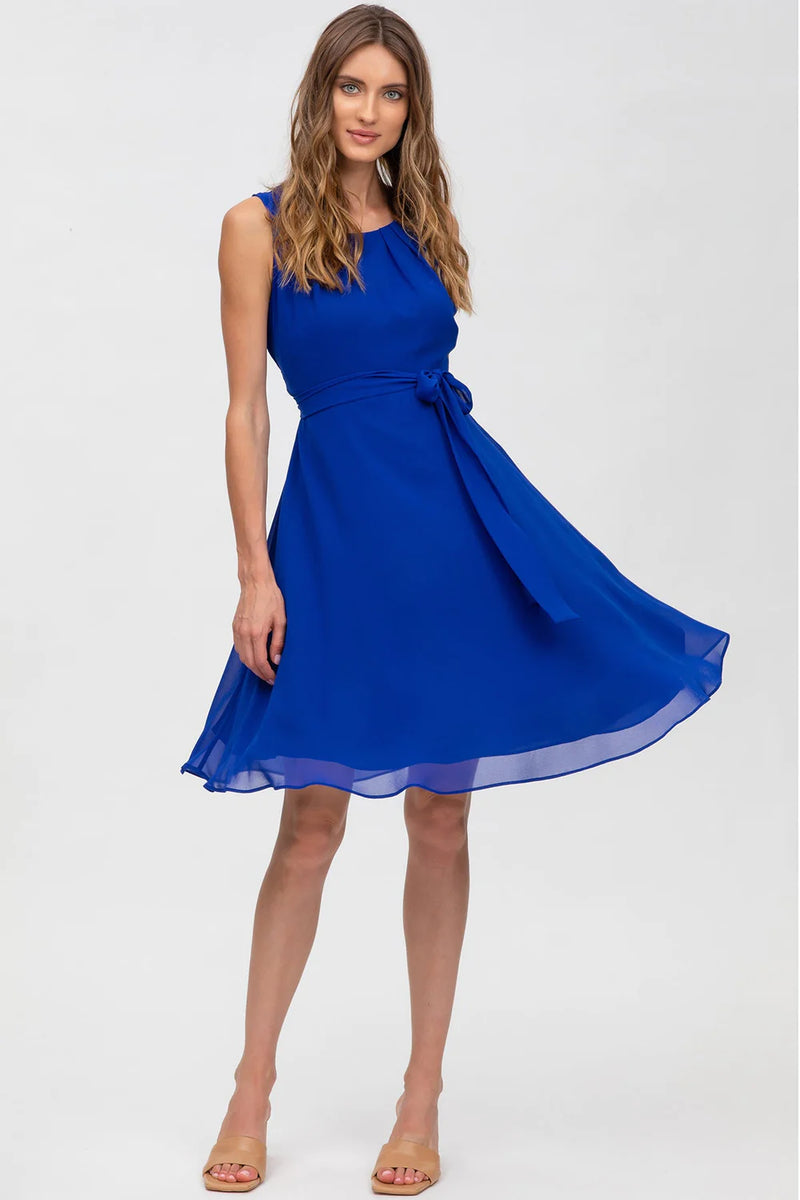 Schwangere Frau trägt blaues, elegantes Fest- und Businesskleid aus Chiffon