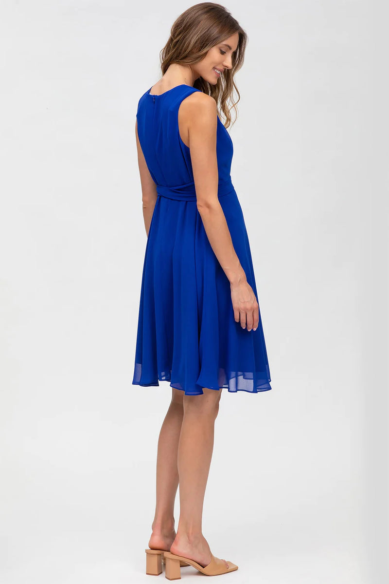 Schwangere Frau trägt blaues, elegantes Fest- und Businesskleid aus Chiffon