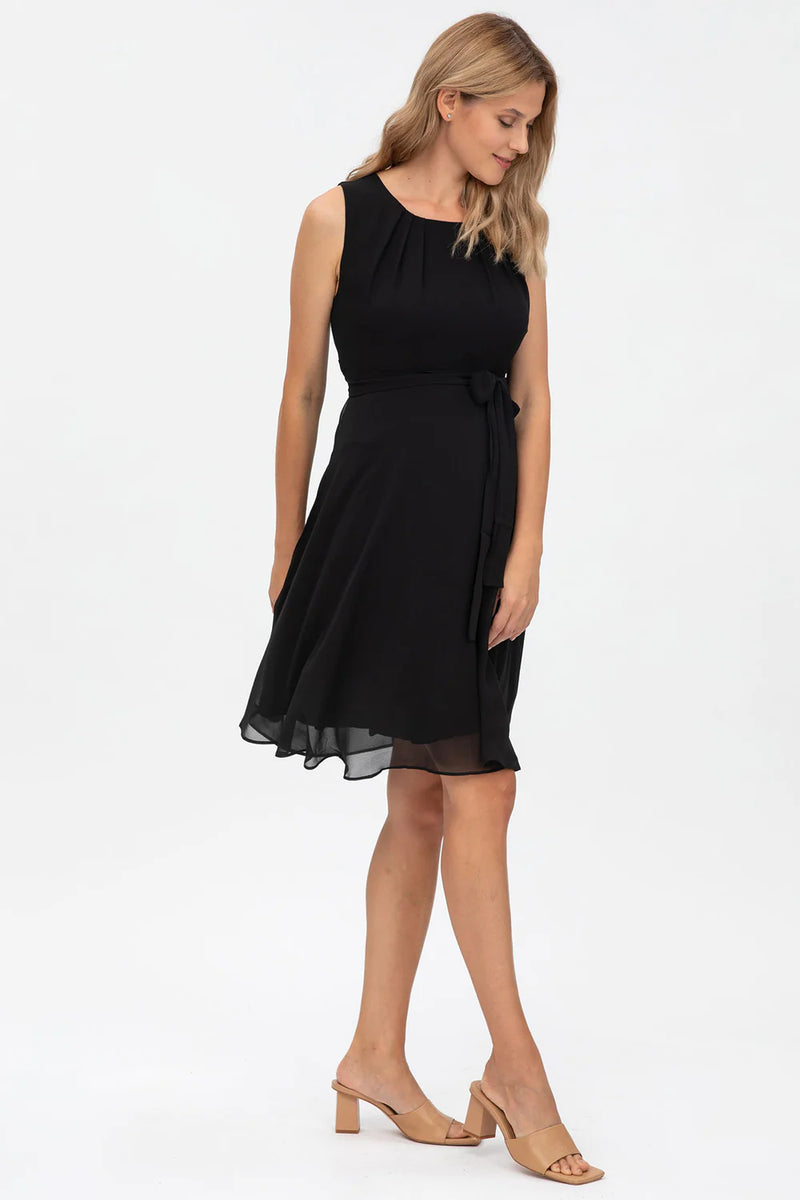 Schwangere Frau trägt schwarzes, elegantes Fest- und Businesskleid aus Chiffon