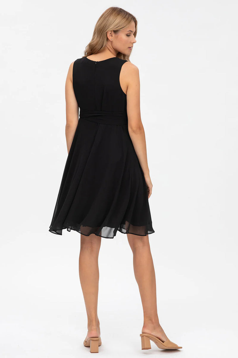 Schwangere Frau trägt schwarzes, elegantes Fest- und Businesskleid aus Chiffon