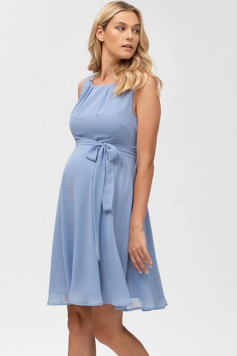 Schwangere Frau trägt hellblaues, elegantes Fest- und Businesskleid aus Chiffon