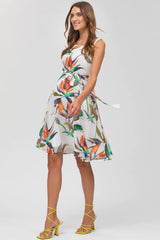 Schwangere Frau trägt elegantes Fest- und Businesskleid aus Chiffon mit Blumenmuster